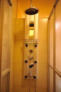 阿雷基帕的住宿－太陽坦博旅館，浴室内配有淋浴和头顶淋浴