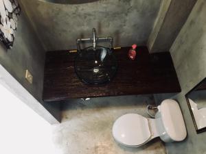 Uma casa de banho em Crash Pad Adventure Hostel