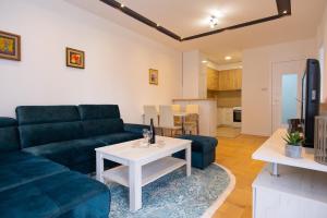 ein Wohnzimmer mit Sofa und Tisch in der Unterkunft Trebinje Star in Trebinje