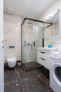 ein Badezimmer mit Dusche, Toilette und Waschbecken in der Unterkunft Trebinje Star in Trebinje + 8 Fotos