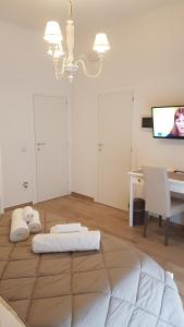 uma sala de estar com uma mesa e uma televisão em Royal House em Copertino