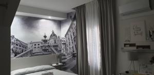 パレルモにあるDue Passi Suiteの壁に街の写真が描かれたベッドルーム