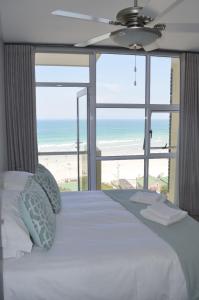 1 dormitorio con 1 cama y vistas a la playa en 808 St Tropez, en Ciudad del Cabo