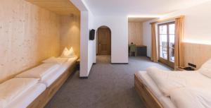 ヴェルフェンヴェンクにあるBarbarahofのベッド2台と窓が備わる客室です。