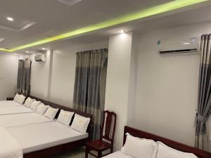 Giường trong phòng chung tại Hoàng Sa Hotel