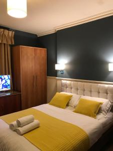 Eurobar & Hotel في أوكسفورد: غرفة نوم بسرير كبير عليها منشفتين