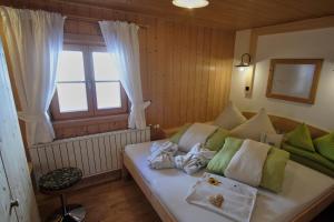 Una cama o camas en una habitación de Biobauernhof Gehrnerhof am Arlberg