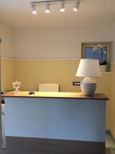 a counter with a lamp on top of it at B&B Villa Rosa Angrisano in Maratea
