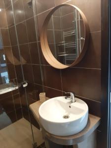uma casa de banho com um lavatório e um espelho em Relax Dobrinishte em Dobrinishte