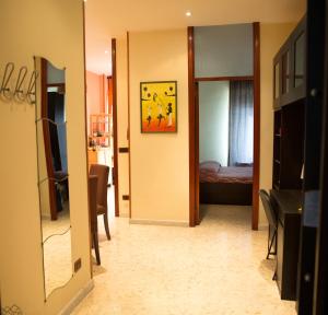 ナポリにあるOltremare Houseの廊下(リビングルーム、ベッドルーム付)
