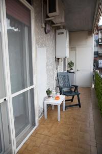 een patio met een stoel en een tafel op een balkon bij Oltremare House in Napels