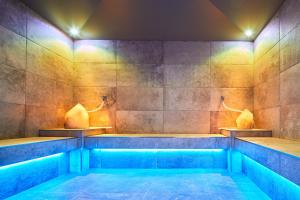 Der Swimmingpool an oder in der Nähe von Hotel Neue Post