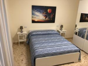 1 dormitorio con 1 cama y 2 mesitas de noche en B&b Il Bacio, en Modugno