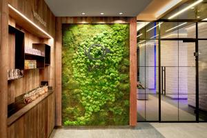 Eine Wand mit einem Haufen grüner Trauben in der Unterkunft Hotel Neue Post in Mayrhofen