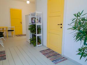 una puerta amarilla y un estante blanco en una habitación en Casa Ghioceilor, en Vatra Dornei