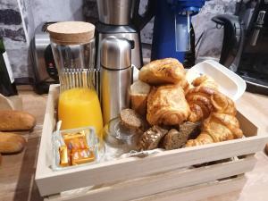 uma bandeja de pão e pastelaria numa mesa em Le 43-4 avec sauna privatif em Le Puy en Velay