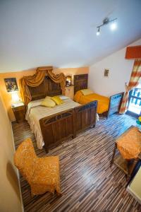 a bedroom with a large bed and two chairs at Chalet Il Cristallo-Monte Amiata in Castel del Piano