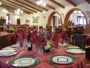 a dining room with a table with wine glasses at Chalet Il Cristallo-Monte Amiata in Castel del Piano