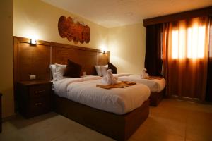Postel nebo postele na pokoji v ubytování Petra Aretas Hotel