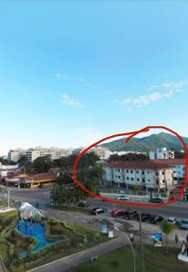Czerwony krąg jest na górze ulicy w obiekcie Apartamento Ubatuba, Itaguá, bem localizado, duas vagas de garagem w mieście Ubatuba