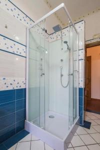 bagno con doccia e cabina in vetro di La Calcara di Nonno Raffaele ad Agerola