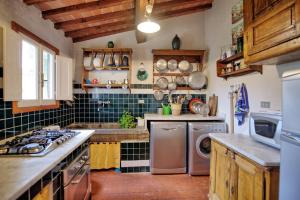 a kitchen with a sink and a dishwasher at Villa Guadagni Cappelli in Arezzo