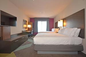 Holiday Inn Express & Suites Oklahoma City Mid - Arpt Area, an IHG Hotel tesisinde bir odada yatak veya yataklar