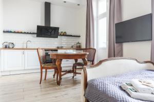 cocina con mesa, sillas, mesa y comedor en SunHouse Apartment, en Toruń 27 fotos más