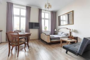 una sala de estar con un sofá y una mesa en SunHouse Apartment, en Toruń