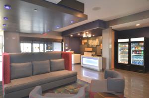 Fuajee või vastuvõtt majutusasutuses Holiday Inn Express & Suites Oklahoma City Mid - Arpt Area, an IHG Hotel