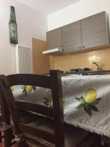 una cocina con una silla con limones. en VILLA CLANI apartment en Colà di Lazise