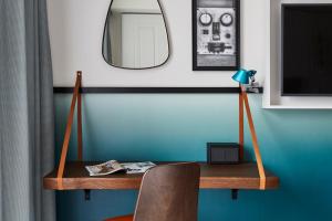 ドレスデンにあるHotel Indigo Dresden - Wettiner Platz by IHGのデスク(ランプ付)、壁掛け鏡