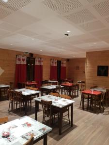 ein leeres Esszimmer mit Tischen und Stühlen in der Unterkunft Hôtel Le Picors in Aucun