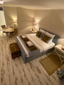 A bed or beds in a room at De Vijverkamer-----privé diner op de kamer mogelijk!!