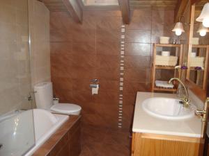 Afbeelding uit fotogalerij van Apartamentos Rurales Posada de las Hoces in Bustiello de Paredes +27 foto's