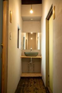 La salle de bains est pourvue d'un lavabo et d'un miroir. dans l'établissement Ebisuya / Vacation STAY 5850, à Kōfu