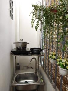 Nhà bếp/bếp nhỏ tại HanoiBùi's homestay - 241B Kim Mã, Ba Đình, Hà Nội