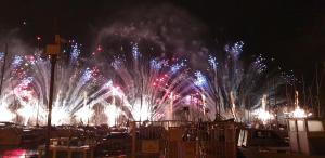 un feu d'artifice dans le ciel la nuit dans l'établissement Appartement Panier Vieux port, à Marseille