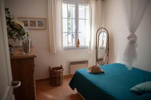 コティ・シアヴァーリにあるCasa Vadde Lungha superbe vue mer 9 personnesのベッドルーム(青いベッド1台、鏡付)