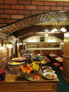 un buffet con molti piatti su un tavolo di River Star Hotel a Praga