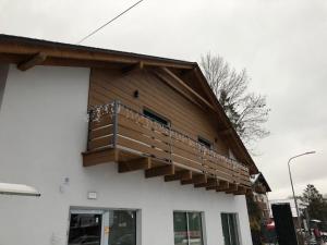 什切尔克Apartamenty Słoneczny Przystanek的一侧带阳台的建筑