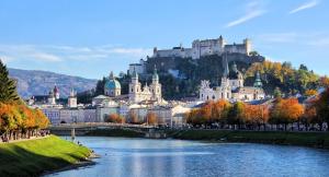 una ciudad con un castillo en una colina junto a un río en Gästehaus Wührer, en Franking