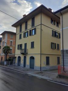 a yellow building on the side of a street at appartamenti vacanza El Remanso in Edolo
