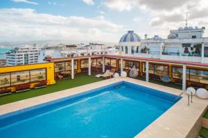 een zwembad op het dak van een cruiseschip bij Hôtel Tanjah Flandria in Tanger