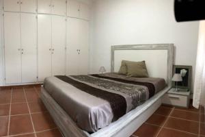Posteľ alebo postele v izbe v ubytovaní ALOJAMIENTO CON JARDIN 20KM BARCELONA
