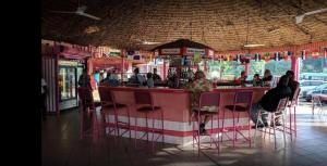un restaurante con gente sentada en un bar en Gorgeous hideout, close to tourist attractions in Jamaica en Belle Air Summit