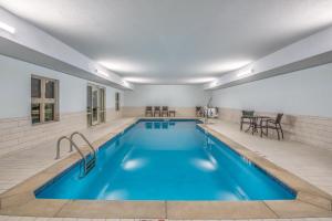 een zwembad met blauw water in een gebouw bij Holiday Inn Express Shawnee, an IHG Hotel in Shawnee