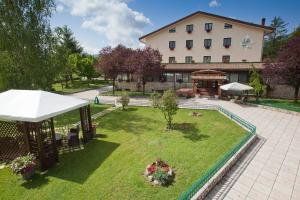 an aerial view of a house with a garden at Hotel Iris in Pescasseroli