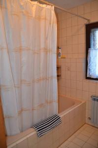y baño con bañera y cortina de ducha. en Apartments DARIJA & PERO, en Pučišća 68 fotos más