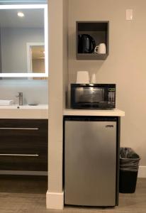 a kitchen with a microwave and a refrigerator at Motel Sakura in Glendale